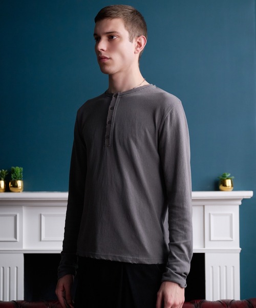 Regen Glanz(レーゲングランツ)の「Frayed Henley Long Sleeve Tee /フレイドヘンリーロングスリーブT(Tシャツ/カットソー・メンズ・チャコールグレー/ベージュ・SMALL/MEDIUM/LARGE)」の5枚目の写真