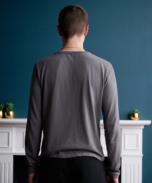Regen Glanz(レーゲングランツ)の「Frayed Henley Long Sleeve Tee /フレイドヘンリーロングスリーブT(Tシャツ/カットソー・メンズ・チャコールグレー/ベージュ・SMALL/MEDIUM/LARGE)」の6枚目の写真