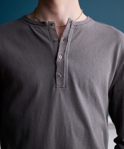 Regen Glanz(レーゲングランツ)の「Frayed Henley Long Sleeve Tee /フレイドヘンリーロングスリーブT(Tシャツ/カットソー・メンズ・チャコールグレー/ベージュ・SMALL/MEDIUM/LARGE)」の14枚目の写真