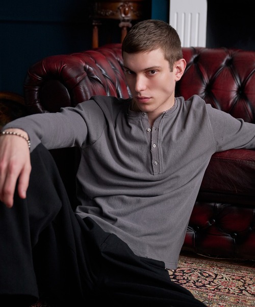 Regen Glanz(レーゲングランツ)の「Frayed Henley Long Sleeve Tee /フレイドヘンリーロングスリーブT(Tシャツ/カットソー・メンズ・チャコールグレー/ベージュ・SMALL/MEDIUM/LARGE)」の8枚目の写真