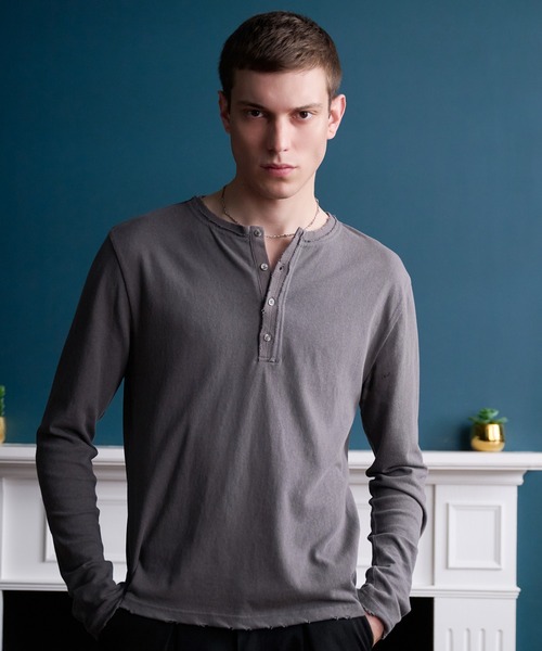 Regen Glanz(レーゲングランツ)の「Frayed Henley Long Sleeve Tee /フレイドヘンリーロングスリーブT(Tシャツ/カットソー・メンズ・チャコールグレー/ベージュ・SMALL/MEDIUM/LARGE)」の3枚目の写真