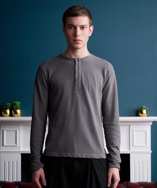 Regen Glanz(レーゲングランツ)の「Frayed Henley Long Sleeve Tee /フレイドヘンリーロングスリーブT(Tシャツ/カットソー・メンズ・チャコールグレー/ベージュ・SMALL/MEDIUM/LARGE)」の4枚目の写真
