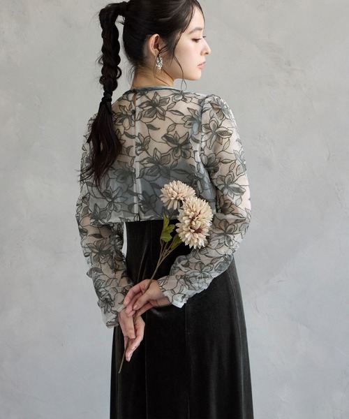 AIMER(エメ)の「フラワー刺繍ブラウス×ベロアキャミソールワンピース 2点セットパーティードレス(ドレス・レディース・ブラック/ブラウン/グリーン・LARGE/MEDIUM/SMALL)」の3枚目の写真