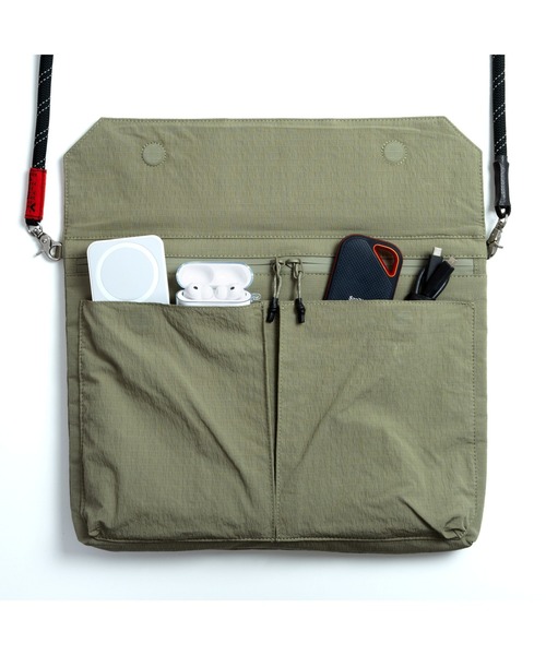 Topologie（トポロジー）の「Utility Musette Messenger（ユーティリティ ミュゼット メッセンジャー）（ショルダーバッグ・レディース・モスグリーン系・ONE SIZE）」の3枚目の写真
