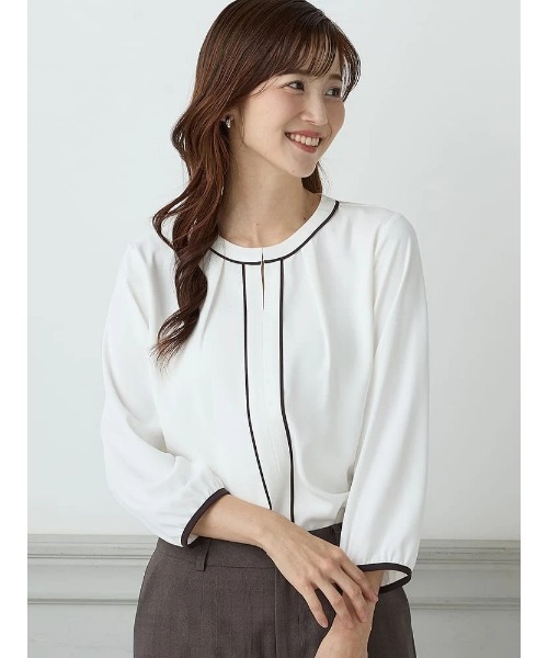 Perfect Suit FActory(パーフェクトスーツファクトリー)の「<UVカット>配色パイピング バンドカラーブラウス(Tシャツ/カットソー・レディース・ネイビー/オフホワイト/ベージュ・S/L/M)」の2枚目の写真