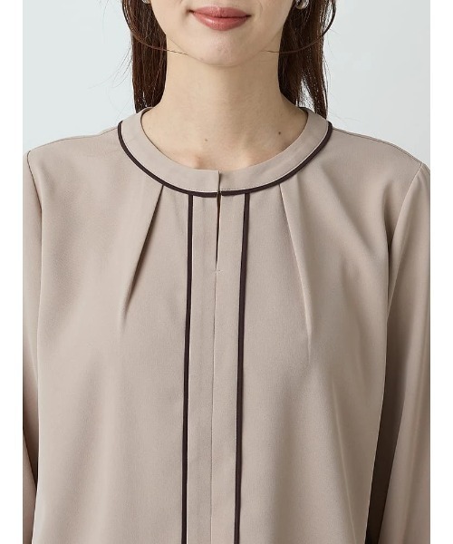 Perfect Suit FActory(パーフェクトスーツファクトリー)の「<UVカット>配色パイピング バンドカラーブラウス(Tシャツ/カットソー・レディース・ネイビー/オフホワイト/ベージュ・S/L/M)」の11枚目の写真