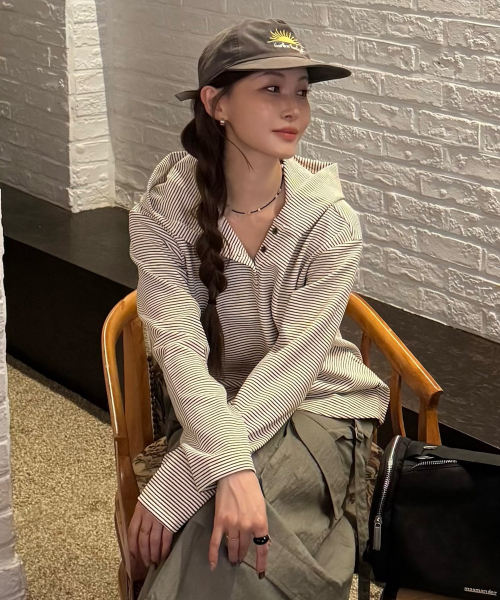 LIFE WORK(ライフワーク)の「レディース ストライプボタン ヘンリーネック フードTシャツ(パーカー・レディース・チャコールグレー/ベージュ・FREE)」の3枚目の写真
