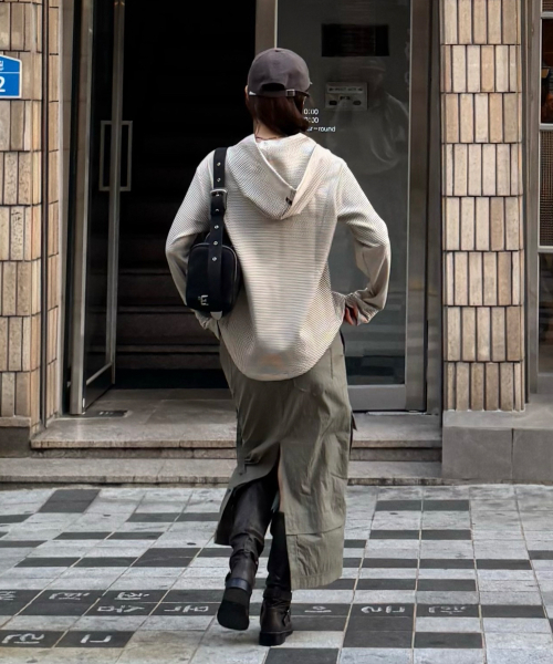 LIFE WORK(ライフワーク)の「レディース ストライプボタン ヘンリーネック フードTシャツ(パーカー・レディース・チャコールグレー/ベージュ・FREE)」の7枚目の写真