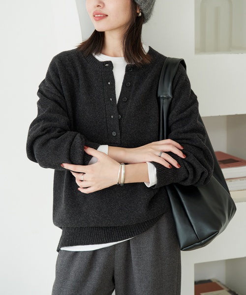 SLOBE IENA(スローブイエナ)の「《シリーズあり/》PLAYFULウールカシミヤヘンリーネックプルオーバー(ニット/セーター・レディース・チャコールグレー/ピンク/ブルー/アイボリー・FREE)」の1枚目の写真