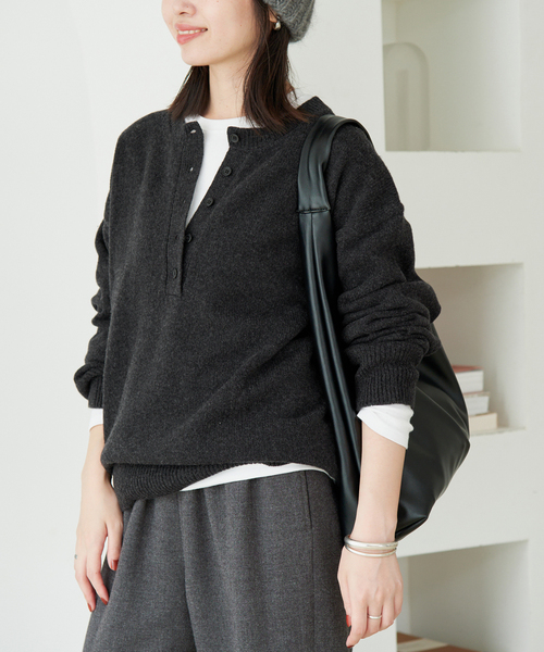 SLOBE IENA(スローブイエナ)の「《シリーズあり/》PLAYFULウールカシミヤヘンリーネックプルオーバー(ニット/セーター・レディース・チャコールグレー/ピンク/ブルー/アイボリー・FREE)」の9枚目の写真