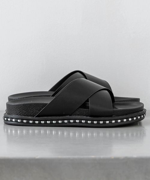 RASVOA（ラスボア）の「スタッズクロスサンダル（サンダル・レディース・ブラック/グレー・M/L）」の2枚目の写真