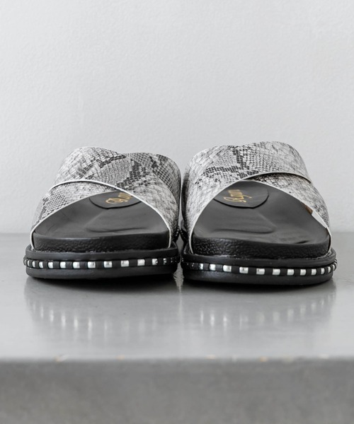 RASVOA（ラスボア）の「スタッズクロスサンダル（サンダル・レディース・ブラック/グレー・M/L）」の17枚目の写真