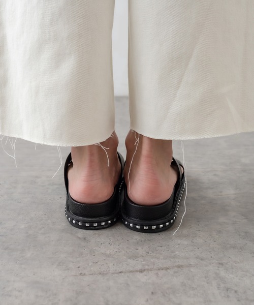 RASVOA（ラスボア）の「スタッズクロスサンダル（サンダル・レディース・ブラック/グレー・M/L）」の7枚目の写真