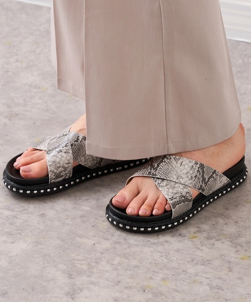 RASVOA（ラスボア）の「スタッズクロスサンダル（サンダル・レディース・ブラック/グレー・M/L）」の11枚目の写真