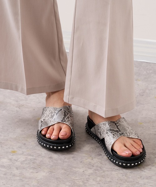 RASVOA（ラスボア）の「スタッズクロスサンダル（サンダル・レディース・ブラック/グレー・M/L）」の10枚目の写真