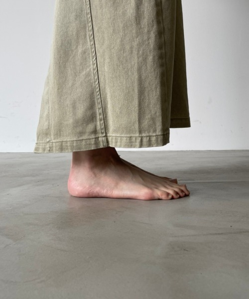 NEUNA（ヌナ）の「【大人フェミニンなデニムstyle。】バックスリットハイウエストロングデニムキャミワンピース（ワンピース・レディース・ベージュ/ブラック/アイボリー/ライトグリーン・FREE）」の16枚目の写真