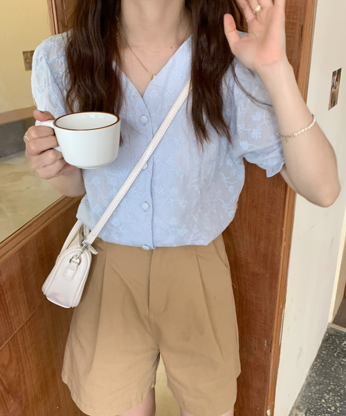 emi+(エミプラス)の「5分袖Vネック花柄刺繍ブラウス(シャツ/ブラウス・レディース・ホワイト/ベージュ/ブルー/ブラック/パープル/ライトグリーン・FREE)」の12枚目の写真