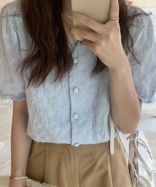 emi+(エミプラス)の「5分袖Vネック花柄刺繍ブラウス(シャツ/ブラウス・レディース・ホワイト/ベージュ/ブルー/ブラック/パープル/ライトグリーン・FREE)」の15枚目の写真