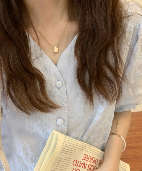 emi+(エミプラス)の「5分袖Vネック花柄刺繍ブラウス(シャツ/ブラウス・レディース・ホワイト/ベージュ/ブルー/ブラック/パープル/ライトグリーン・FREE)」の16枚目の写真