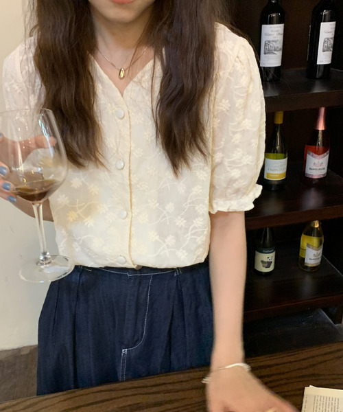 emi+(エミプラス)の「5分袖Vネック花柄刺繍ブラウス(シャツ/ブラウス・レディース・ホワイト/ベージュ/ブルー/ブラック/パープル/ライトグリーン・FREE)」の18枚目の写真