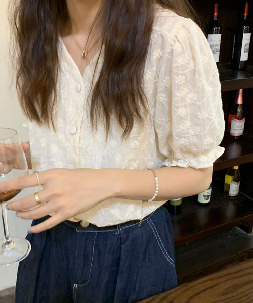 emi+(エミプラス)の「5分袖Vネック花柄刺繍ブラウス(シャツ/ブラウス・レディース・ホワイト/ベージュ/ブルー/ブラック/パープル/ライトグリーン・FREE)」の20枚目の写真