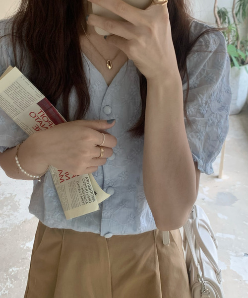 emi+(エミプラス)の「5分袖Vネック花柄刺繍ブラウス(シャツ/ブラウス・レディース・ホワイト/ベージュ/ブルー/ブラック/パープル/ライトグリーン・FREE)」の21枚目の写真