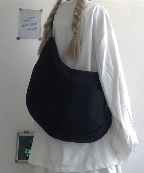 yuue' ( wear )（ユーイ）の「ビッグシルエット メッセンジャーショルダーバッグ（ショルダーバッグ・レディース・ホワイト/ブラック・FREE）」の2枚目の写真