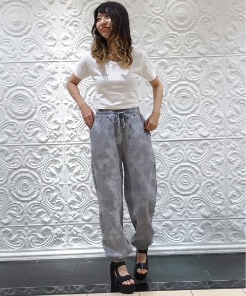 one way（ワンウェイ）の「【oneway Jeans】タイダイフレアパンツ（スウェットパンツ・レディース・ライトグレー/ライトブルー/ベージュ/パープル・FREE）」の2枚目の写真