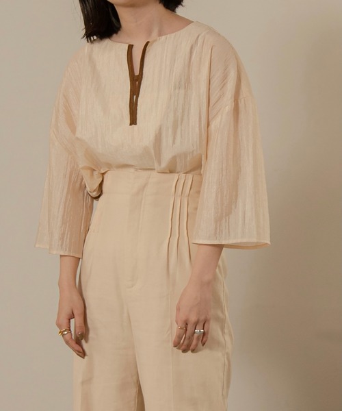 lawgy（ラウジー）の「smooth sheer v blouse（シャツ/ブラウス・レディース・ホワイト/ダークブラウン/ブラウン・FREE）」の5枚目の写真