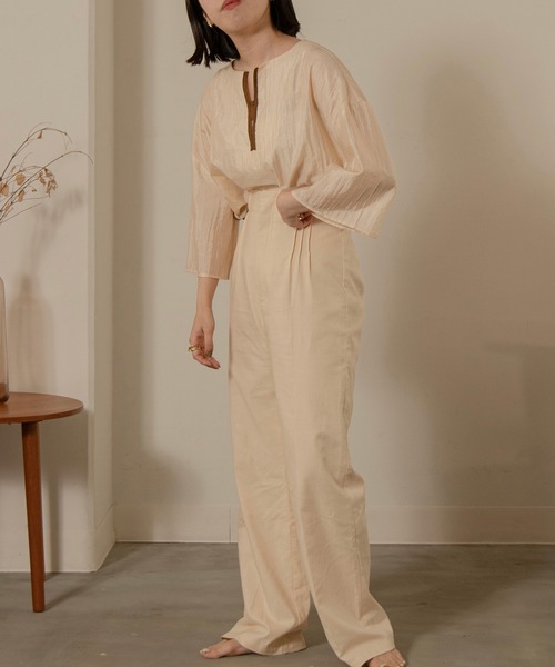 lawgy（ラウジー）の「smooth sheer v blouse（シャツ/ブラウス・レディース・ホワイト/ダークブラウン/ブラウン・FREE）」の4枚目の写真