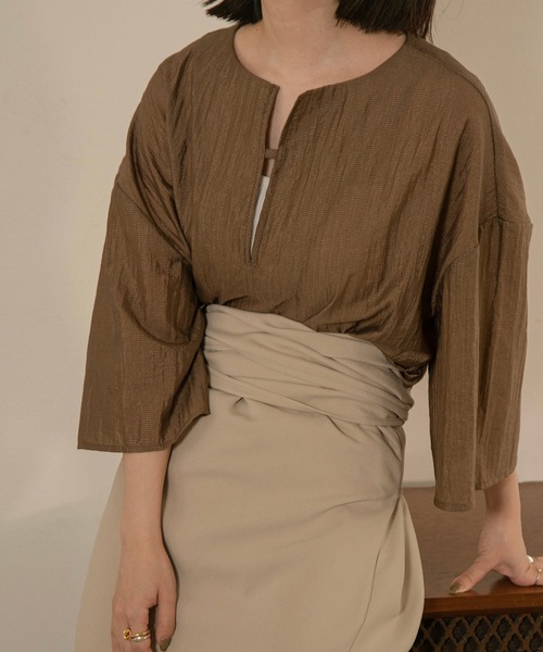 lawgy（ラウジー）の「smooth sheer v blouse（シャツ/ブラウス・レディース・ホワイト/ダークブラウン/ブラウン・FREE）」の7枚目の写真