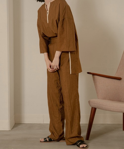 lawgy（ラウジー）の「smooth sheer v blouse（シャツ/ブラウス・レディース・ホワイト/ダークブラウン/ブラウン・FREE）」の20枚目の写真