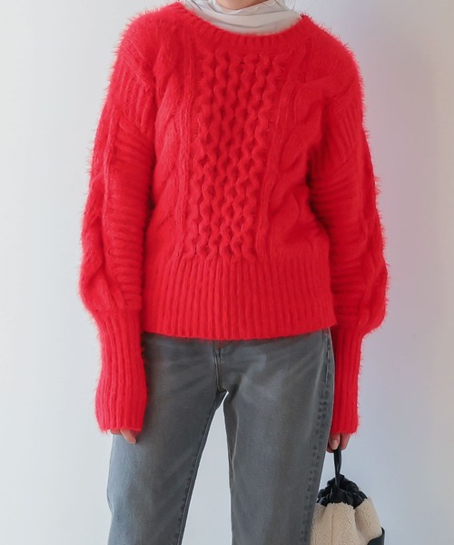 KOBE LETTUCE（コウベレタス）の「ケーブルフェザーニット（ニット/セーター・レディース・ライトグレー/レッド/イエロー系・FREE）」の3枚目の写真