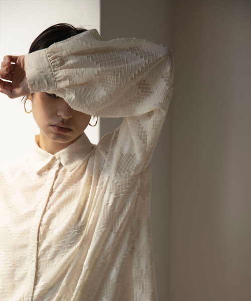 marjour（マージュール）の「GEOMETRIC SHEER SHIRTS（シャツ/ブラウス・レディース・オフホワイト・M）」の6枚目の写真