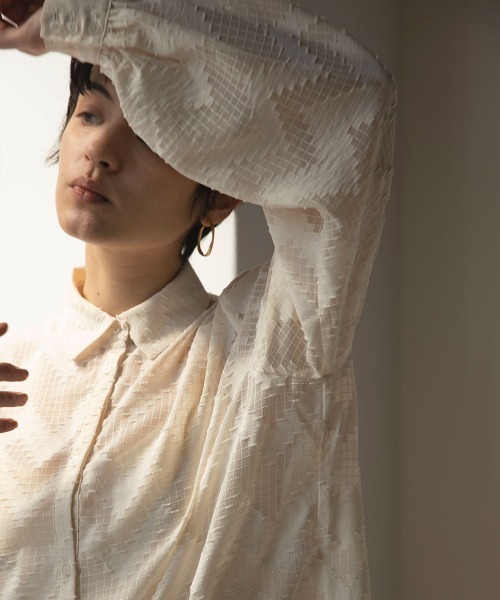 marjour（マージュール）の「GEOMETRIC SHEER SHIRTS（シャツ/ブラウス・レディース・オフホワイト・M）」の10枚目の写真