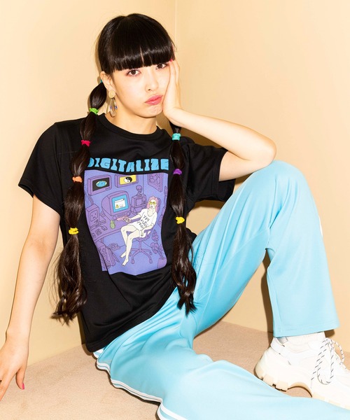 PUNYUS（プニュズ）の「DIGITALIZEビッグTシャツ（Tシャツ/カットソー・レディース・ブラック/ホワイト/イエロー/ライトパープル・3/4）」の3枚目の写真