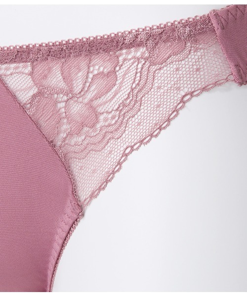 ノンワイヤーでも程よい谷間。レースブラ＆ショーツ2点セット