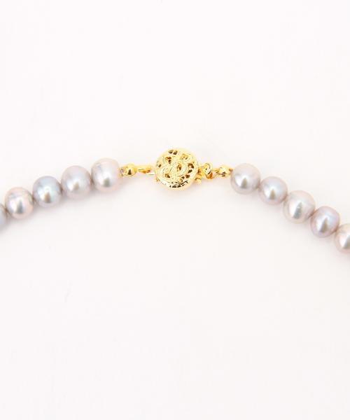 BEAMS BOY（ビームスボーイ）の「【FUDGE5月号掲載】BEAMS BOY / 淡水パール ネックレス（ネックレス・レディース・ホワイト/グレー・ONE SIZE）」の3枚目の写真