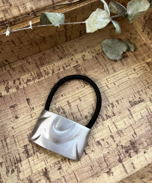 kutir(クティール)の「歪みプレートヘアゴム(ヘアゴム・レディース・シルバー/ゴールド・FREE)」の3枚目の写真