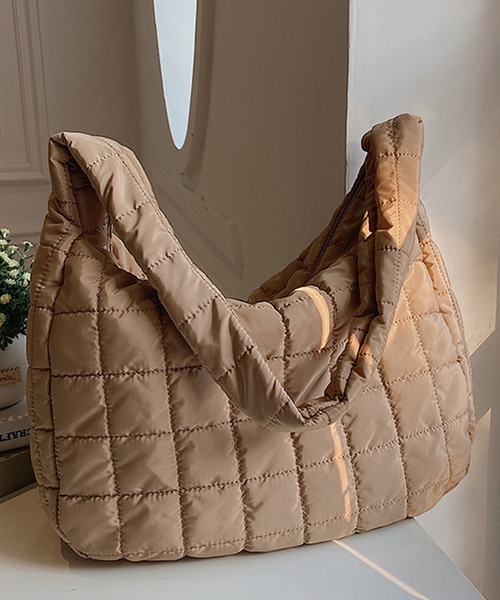 Chaco closet（チャコ クローゼット）の「オーバーサイズキルティングショルダーバッグ（ショルダーバッグ・レディース・ブラック/ホワイト/グリーン/ベージュ/ブラウン・FREE）」の4枚目の写真