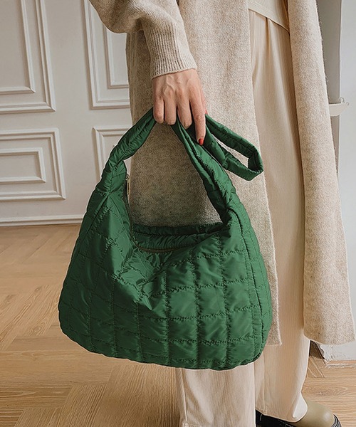 Chaco closet（チャコ クローゼット）の「オーバーサイズキルティングショルダーバッグ（ショルダーバッグ・レディース・ブラック/ホワイト/グリーン/ベージュ/ブラウン・FREE）」の5枚目の写真