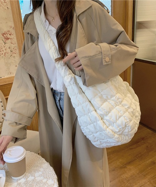 コス オーバーサイズ　キルトショルダーバック 白　white RECYCLED POLYESTER QUILTED OVERSIZED SHOULDER BAG オーバー