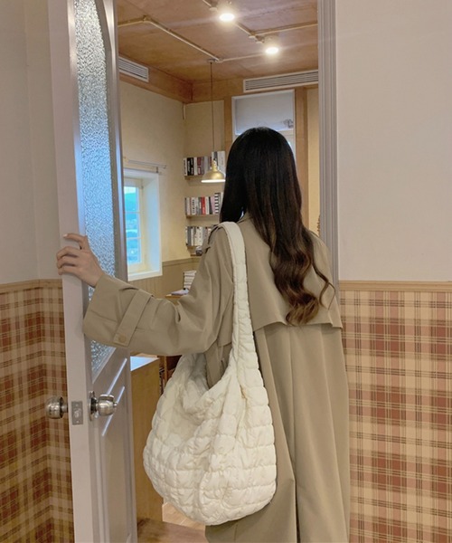 コス オーバーサイズ　キルトショルダーバック 白　white RECYCLED POLYESTER QUILTED OVERSIZED SHOULDER BAG オーバー