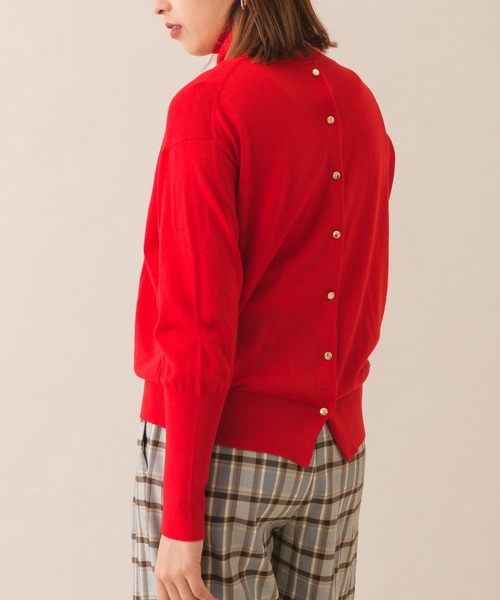 margaux（マルゴー）の「【KATHARINE ROSS】margaux メリノウールバックボタンタートルニット（ニット/セーター・レディース・ネイビー/レッド/アイボリー・MEDIUM）」の3枚目の写真