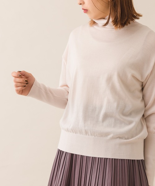 margaux（マルゴー）の「【KATHARINE ROSS】margaux メリノウールバックボタンタートルニット（ニット/セーター・レディース・ネイビー/レッド/アイボリー・MEDIUM）」の2枚目の写真