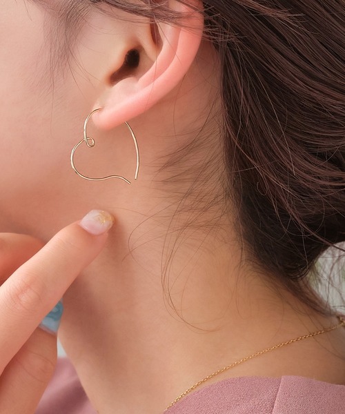 Phoebe（フィービィー）の「<ラストワン>【K14GF】ワンストロークハートピアス（ピアス（両耳用）・レディース・イエローゴールド・FREE）」の4枚目の写真