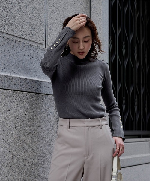 UR'S（ユアーズ）の「ゴールド釦スリーブハイネックニット（ニット/セーター・レディース・ブラック/オフホワイト/ダークネイビー/モカ/ライトイエロー・S/M/L）」の16枚目の写真