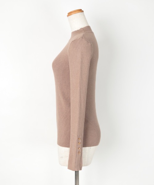 UR'S（ユアーズ）の「ゴールド釦スリーブハイネックニット（ニット/セーター・レディース・ブラック/オフホワイト/ダークネイビー/モカ/ライトイエロー・S/M/L）」の11枚目の写真