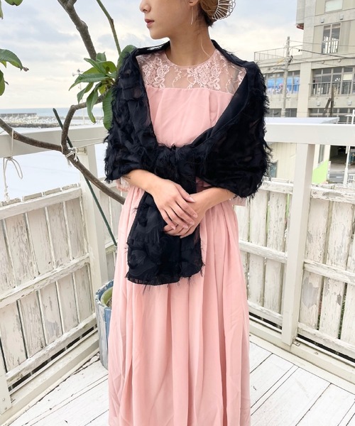 Ritomo De Ricco(リトモ・デ・リコ)の「ドレスに!フェザーデザインエレガントショール(ストール/ショール・レディース・グレー/ブラック・FREE)」の3枚目の写真