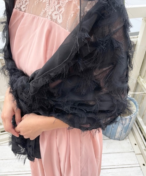 Ritomo De Ricco(リトモ・デ・リコ)の「ドレスに!フェザーデザインエレガントショール(ストール/ショール・レディース・グレー/ブラック・FREE)」の8枚目の写真